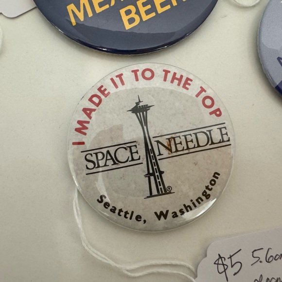 Vintage 9 Buttons of Various sizes - Picture 10 of 10